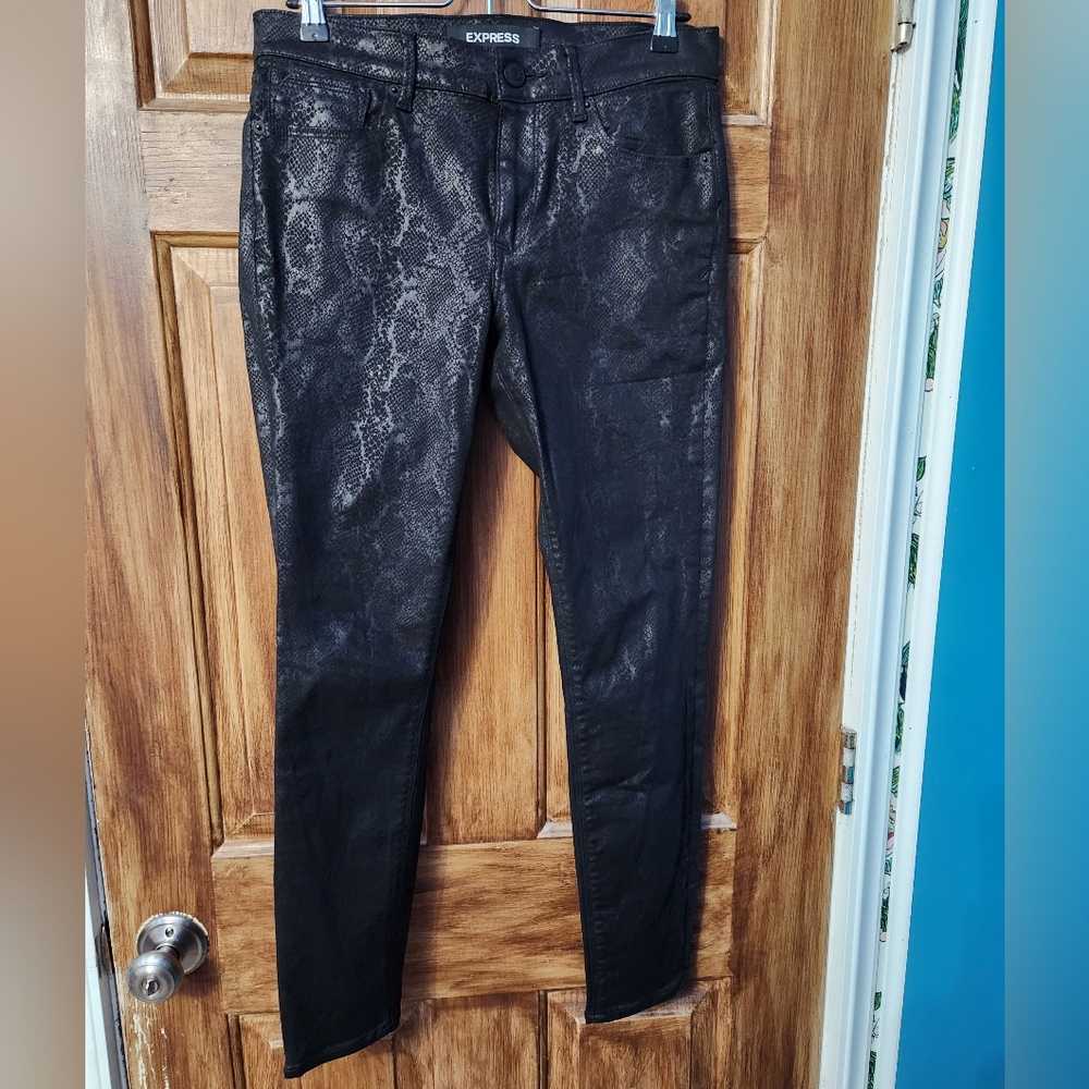 ✨️Final Price✨️Express Sz 6 Mid-Rise Snakeskin Print Metallic Coated Skinny Jean